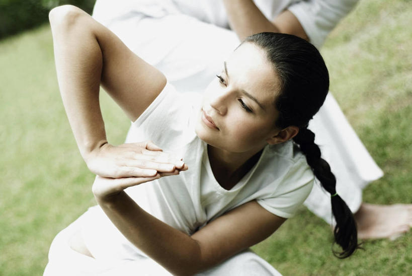 西方人,成年人,头发,一个人,横图,室外,特写,白天,正面,锻炼,运动,欧洲,欧洲人,仅一个年轻女性,仅一个女性,仅一个人,弯腰,图像,休闲装,草,衣服,黑色,看,概念,瑜珈,摄影,麻花辫,种族,近景,主题,视角,弹性,构图,年轻女性,女人,女性,白种人,年轻人,长发,发型,彩图,祈祷式,时空