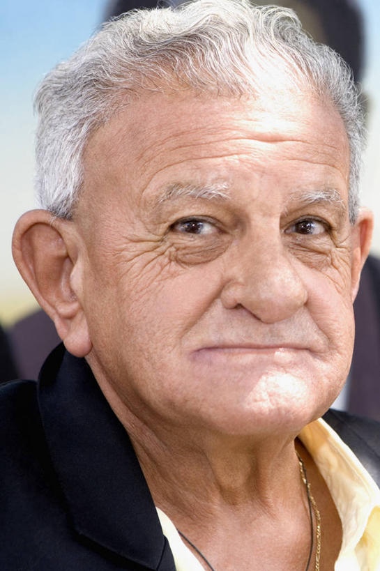 西方人,成年人,老年人,脸,头,脸颊,皱纹,头发,一个人,竖图,室外,特写,白天,正面,项链,珠宝,欧洲,欧洲人,仅一个男性,仅一个人,图像,休闲装,外套,肩膀,衣服,看,仅一个老年男性,概念,思考,摄影,退休,种族,主题,视角,构图,项坠,老年男性,男人,男性,白种人,头部,脸部,脸蛋,面部,外衣,彩图,时空,发际线后移,开领