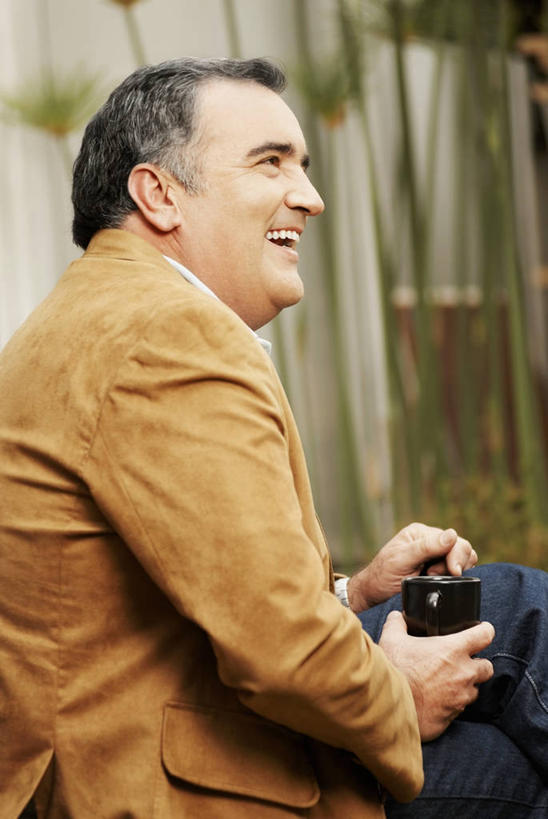 西方人,成年人,中年人,老年人,头发,一个人,坐,笑,竖图,室外,特写,白天,侧面,快乐,幸福,欧洲,欧洲人,仅一个男性,仅一个人,仅一个中年男性,裤子,食品,咖啡杯,饮品,图像,杯,拿着,牛仔裤,休闲装,外套,饮食,食物,饮料,衣服,灰色,马克杯,看,休息,概念,摄影,可口,种族,近景,主题,视角,热饮,构图,适口,男人,男性,中年男性,白种人,外衣,休闲活动,彩图,时空,发际线后移