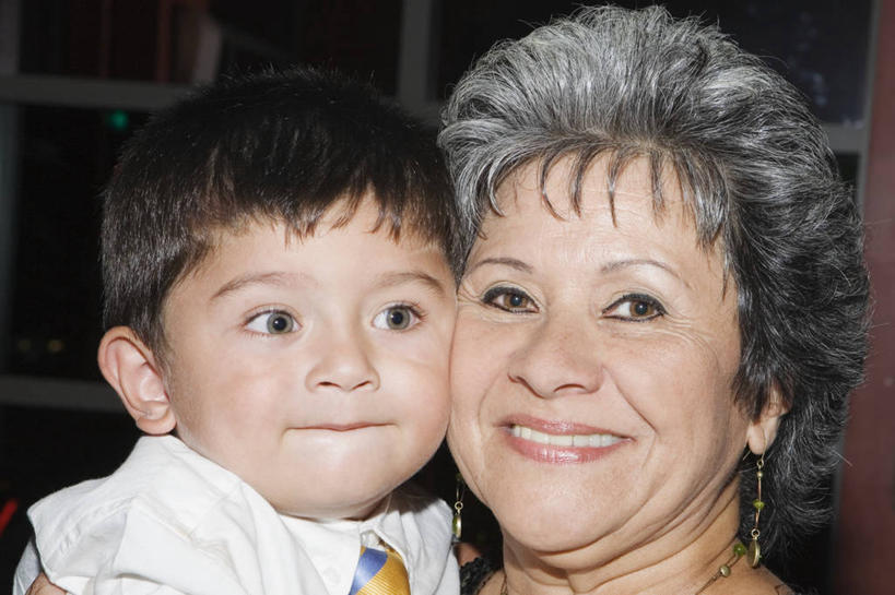 西方人,儿童,成年人,中年人,老年人,脸,头,脸颊,头发,两个人,家庭,祖父母,祖母,笑,微笑,露齿笑,横图,室内,特写,正面,侧面,衬衫,快乐,幸福,纯洁,珠宝,欧洲,欧洲人,连接,咬,条纹,领带,图像,拿着,休闲装,肩膀,相视,小孩,衣服,看,概念,面对面,可爱,童年,童趣,人体,摄影,对视,年龄,咬唇,互视,关爱,运送,种族,主题,肖像,相对,视角,童真,烂漫,无邪,相看,耳饰,构图,式样,天真,老年女性,男孩,男性,女人,白种人,孩子,头部,脸部,脸蛋,面部,孙子,彩图,爱,欢乐,领饰,时空,短发,摆拍