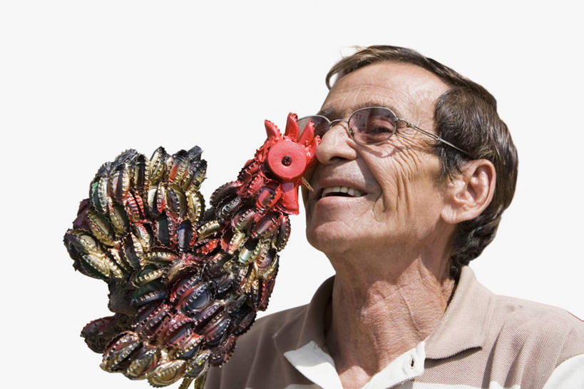 西方人,成年人,老年人,一个人,笑,微笑,露齿笑,横图,室内,特写,白天,白色背景,正面,幸福,庸俗,鸡,雕塑,欧洲,欧洲人,仅一个男性,仅一个人,艺术,装饰,雕刻,雕像,文字,T恤,图像,拿着,休闲装,家禽,衣服,白色,动物,瓶子,工艺品,仅一个老年男性,概念,瓶盖,摄影,牲畜,纪念,英文字母,美术,创造力,种族,主题,肖像,陈列,视角,功能,美学,构图,大写字母,老年男性,男人,男性,白种人,公鸡,彩图,影棚拍摄