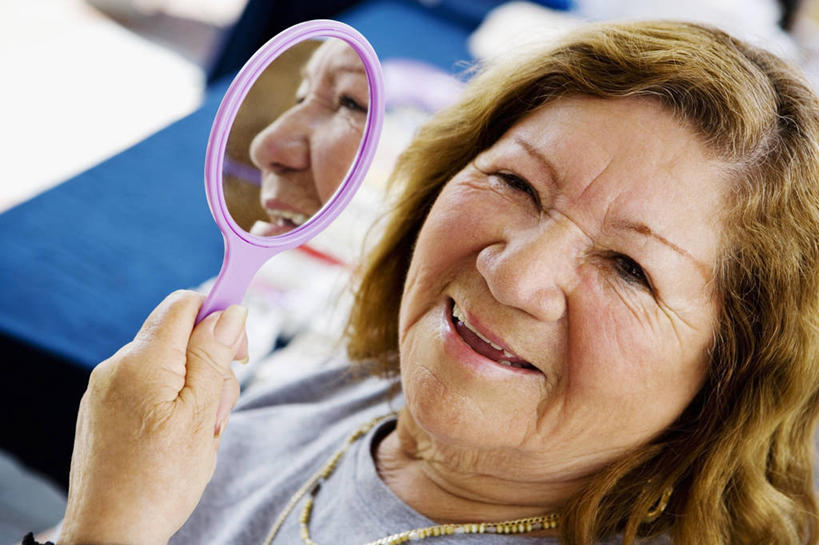 西方人,成年人,老年人,脸,头,脸颊,手,一个人,笑,微笑,露齿笑,横图,室外,特写,白天,快乐,幸福,镜子,项链,珠宝,欧洲,欧洲人,仅一个女性,仅一个人,准备,反射,图像,拿着,休闲装,肩膀,衣服,概念,人体,摄影,仅一个老年女性,退休,种族,主题,肖像,视角,手镜,构图,老年女性,女人,女性,白种人,头部,脸部,脸蛋,面部,休闲活动,彩图,时空,金链