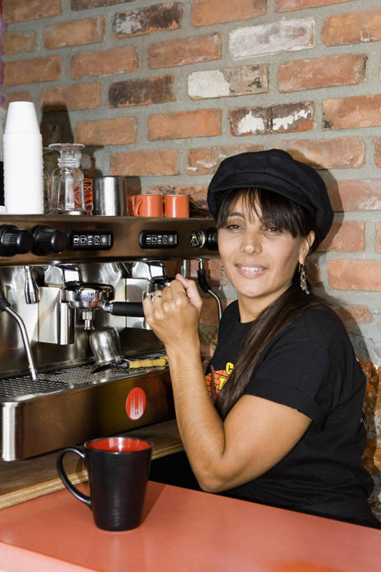 咖啡,西方人,中年人,一个人,服务员,站,笑,微笑,露齿笑,竖图,室外,特写,白天,正面,商务,快乐,幸福,消费,珠宝,欧洲,欧洲人,仅一个女性,仅一个人,准备,工作,文字,墙,食品,咖啡杯,饮品,T恤,图像,杯,拿着,休闲装,砖墙,饮食,食物,饮料,衣服,仅一个中年女性,概念,鸭舌帽,零售,服务,摄影,收银台,英文字母,咖啡机,可口,种族,一次性杯子,上菜,主题,肖像,用具,视角,热饮,耳饰,构图,适口,女人,女性,中年女性,白种人,长发,发型,直发,服务生,侍者,触摸,半身,彩图,咖啡馆,时空,咖啡师,软帽