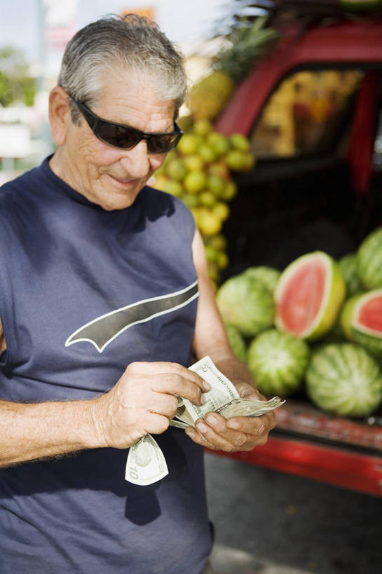西方人,成年人,老年人,皱纹,头发,一个人,站,微笑,竖图,室外,特写,白天,正面,购物,商务,幸福,旅途,赚钱,钱,美元,消费,卡车,汽车,西瓜,水果,欧洲,欧洲人,仅一个男性,仅一个人,丰富,计算,钱币,瓜,食品,集市,市场,美金,T恤,图像,拿着,休闲装,货摊,饮食,车,衣服,太阳镜,交通工具,拖车,甜食,热带水果,仅一个老年男性,概念,零售,财富,钞票,金融,纸币,运输,摄影,经济,人造,种族,载具,主题,美圆,流通,贩卖,视角,选购,纸钞,贸易,健康食物,构图,繁荣,货币,现金,老年男性,男人,男性,白种人,商人,半身,彩图,旅行,时空,发际线后移,商业活动,5美元纸币