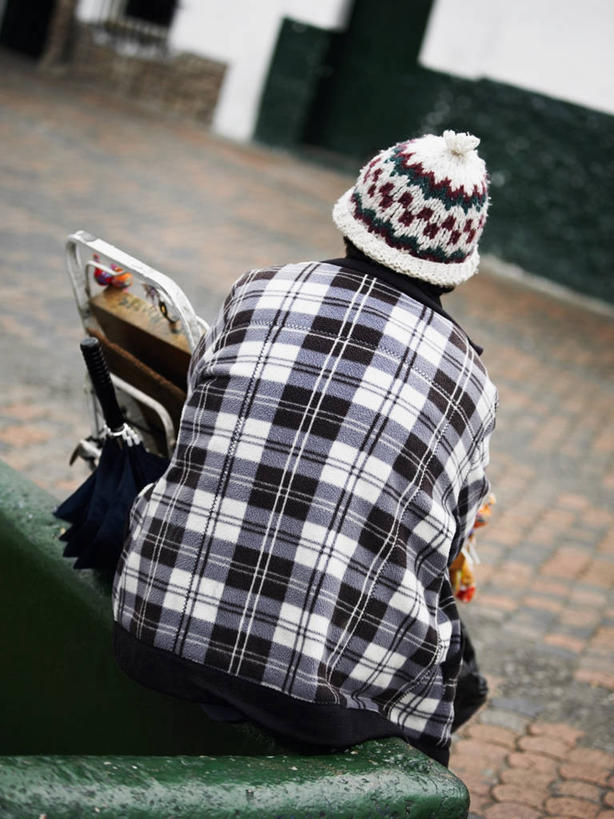 成年人,一个人,坐,竖图,室外,白天,帽子,仅一个女性,朦胧,模糊,伞,冬天,人行道,图像,外套,背面,衣服,人力车,概念,季节,摄影,等,视角,建筑材料,编织帽,构图,折叠童车,茄克,式样,厌倦,半身,彩图,时空