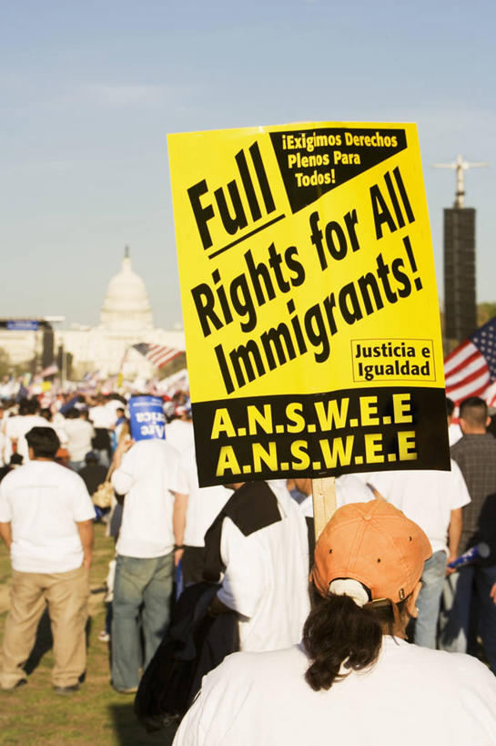 成年人,脸,头,脸颊,人群,竖图,室外,白天,骄傲,城市,国旗,朦胧,模糊,标志,文字,首都,许多人,图像,拿着,肩膀,布告,背面,天空,地标建筑,一群人,概念,美国国旗,摄影,英文字母,抗议,权威,政府大楼,圆顶建筑,事件,主题,政府,群众,自然现象,视角,华盛顿特区,国会大楼,爱国主义,构图,美国国会山,大写字母,团结,男人,头部,脸部,脸蛋,面部,彩图,时空,社会问题