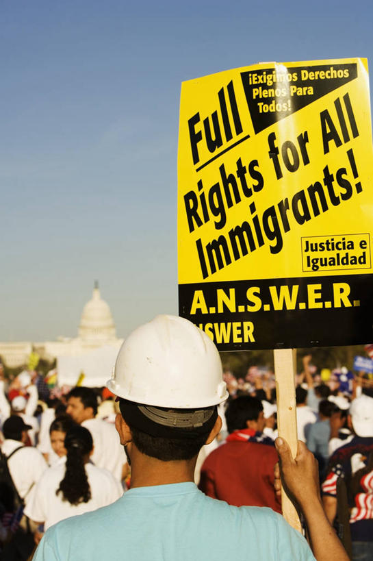 成年人,脸,头,脸颊,人群,竖图,室外,白天,城市,标志,文字,首都,许多人,图像,拿着,肩膀,布告,背面,天空,地标建筑,一群人,概念,摄影,英文字母,抗议,权威,政府大楼,圆顶建筑,事件,主题,政府,群众,自然现象,视角,华盛顿特区,国会大楼,爱国主义,构图,美国国会山,大写字母,团结,男人,男性,女人,女性,头部,脸部,脸蛋,面部,彩图,旅行,时空,社会问题