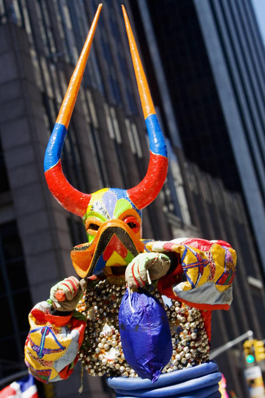 成年人,头,一个人,竖图,彩色,室外,特写,白天,正面,民族服装,狂欢节,表演,服装,朦胧,模糊,庆祝,包,面具,古典,图像,文化,表演者,传统,扮演,衣服,概念,幻想,遮,遮掩,人体,摄影,服饰,五颜六色,古装,色彩斑斓,演出,掩盖,隐藏,遮挡,娱乐活动,主题,五彩缤纷,演出服,视角,遮盖,掩饰,五彩斑斓,韵味,构图,五光十色,美术工艺,头部,半身,彩图,传统服装,民俗服,装扮,舞蹈,时空,传统文化,传统节日