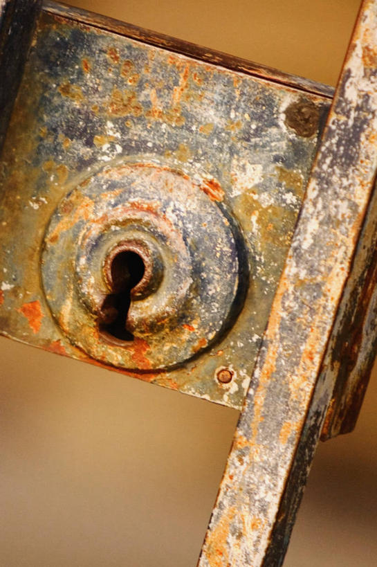 无人,竖图,室外,特写,白天,安全,停靠,生锈,警告,图像,锁,一个,概念,警示,摄影,单个,保护,禁止,腐蚀,侵蚀,提醒,提示,停泊,限制,视角,锁眼,构图,腐化,锈迹斑斑,危险,彩图,时空