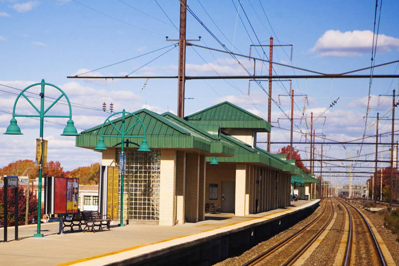 无人,火车站,横图,室外,白天,植物,路,路灯,铁路,车站,一排,整齐,电缆,长椅,云,轨道,站台,交通,铁轨,图像,月台,座位,树,排列,天空,概念,运输,摄影,人造,照明设备,队列,主题,动力设备,自然现象,构图,彩图,旅行,铁路车站,铁路站,时空,输电塔,电力线