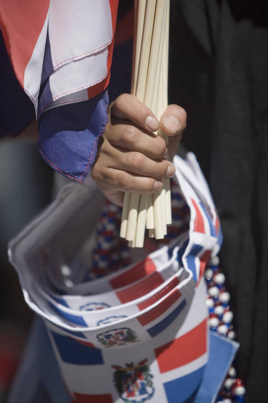 手,一个人,竖图,室外,特写,白天,商务,骄傲,消费,旗帜,加勒比海,符号,头饰,图像,拿着,遮阳帽,概念,大西洋,零售,人体,摄影,部分,拉丁美洲,主题,身份,贩卖,爱国主义,构图,多米尼加共和国,伊斯帕尼奥拉岛,触摸,彩图,时空,商业活动