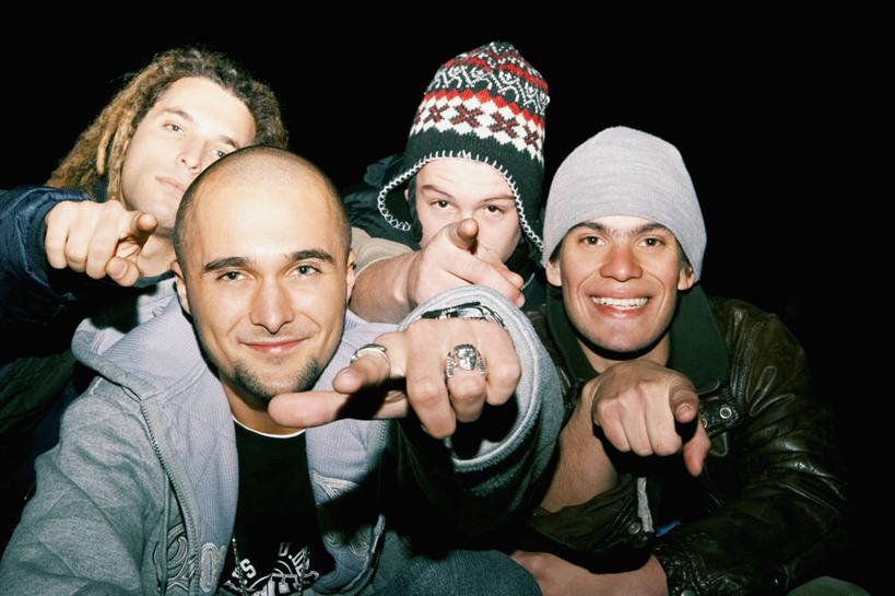 西方人,成年人,脸,头,脸颊,一个人,四个人,人群,坐,笑,微笑,露齿笑,横图,室内,特写,正面,友谊,幸福,帽子,欧洲,欧洲人,仅一个男性,仅一个人,黑色背景,图像,休闲装,外套,肩膀,仅一个年轻男性,衣服,黑色,戒指,手势,概念,摄影,种族,肖像,视角,编织帽,构图,脱发,茄克,男人,男性,年轻男性,白种人,年轻人,头部,发型,脸部,脸蛋,面部,半身,彩图,影棚拍摄,雷鬼头,时空,打手势