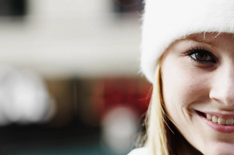 西方人,成年人,脸,头,眼睛,脸颊,头发,一个人,笑,微笑,露齿笑,横图,室外,特写,白天,正面,幸福,帽子,欧洲,欧洲人,瞳孔,仅一个年轻女性,仅一个女性,仅一个人,图像,肩膀,概念,金色,人体,眼部,摄影,种族,肖像,视角,构图,裘皮帽,年轻女性,女人,女性,白种人,年轻人,头部,长发,脸部,脸蛋,面部,眼,彩图,时空