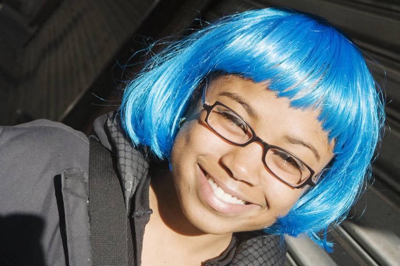 西方人,成年人,脸,头,脸颊,一个人,笑,微笑,露齿笑,横图,室外,特写,白天,正面,快乐,幸福,欧洲,非洲,黑人,欧洲人,仅一个年轻女性,仅一个女性,仅一个人,眼镜,图像,休闲装,肩膀,衣服,概念,摄影,染发,肖像,视角,构图,年轻女性,女人,女性,非洲人,年轻人,头部,脸部,脸蛋,面部,彩图,时空