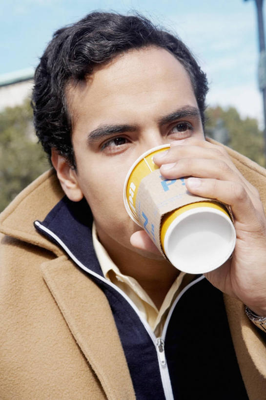 西方人,成年人,脸,头,脸颊,头发,一个人,竖图,室外,特写,白天,欧洲,欧洲人,仅一个男性,仅一个人,喝,食品,饮品,图像,杯,拿着,休闲装,饮食,肩膀,食物,饮料,仅一个年轻男性,衣服,黑色,看,摄影,可口,种族,一次性杯子,主题,构图,适口,男人,男性,年轻男性,白种人,年轻人,头部,脸部,脸蛋,面部,休闲活动,触摸,彩图,时空