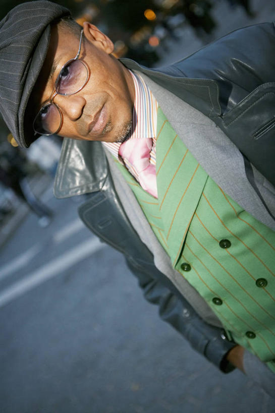 西方人,中年人,手,一个人,站,竖图,室外,特写,白天,正面,欧洲,欧洲人,仅一个男性,仅一个人,仅一个中年男性,正装,眼镜,图像,休闲装,手叉腰,衣服,叉腰,鸭舌帽,人体,摄影,马甲,双手叉腰,种族,肖像,视角,构图,男人,男性,中年男性,白种人,外衣,半身,彩图,时空,软帽