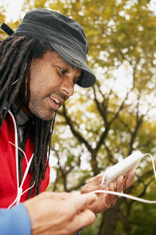 西方人,成年人,中年人,老年人,头发,一个人,笑,微笑,露齿笑,竖图,室外,白天,侧面,陶醉,快乐,通讯,幸福,技术,帽子,欧洲,欧洲人,仅一个男性,仅一个人,仅一个中年男性,钥匙圈,音乐,听,图像,音乐播放器,拿着,注视,休闲装,外套,衣服,黑色,耳机,随身听,观察,看,享受,概念,鸭舌帽,摄影,观看,麻花辫,察看,关注,种族,主题,视角,MP3播放器,放音设备,构图,茄克,男人,男性,中年男性,白种人,长发,发型,触摸,半身,彩图,时空,播放器,沉醉