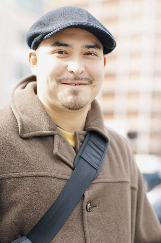 西方人,成年人,脸,头,脸颊,胡须,一个人,微笑,竖图,室外,特写,白天,正面,幸福,欧洲,欧洲人,仅一个男性,仅一个人,包,图像,拿着,休闲装,外套,肩膀,仅一个年轻男性,衣服,概念,鸭舌帽,摄影,运送,种族,主题,肖像,视角,构图,茄克,男人,男性,年轻男性,白种人,年轻人,山羊胡,头部,胡子,络腮胡,脸部,脸蛋,面部,休闲活动,彩图,时空,软帽