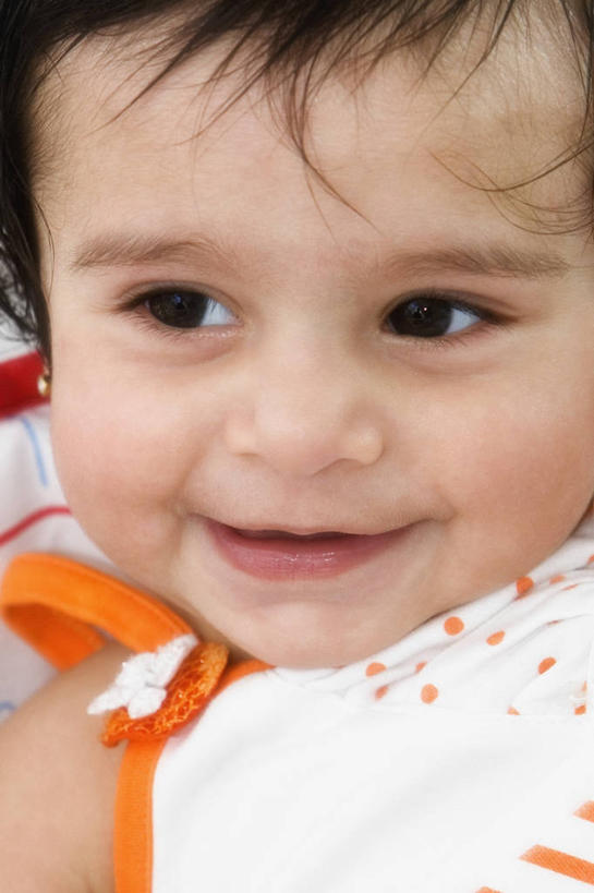 西方人,婴儿,儿童,脸,头,脸颊,头发,一个人,微笑,竖图,室内,特写,婴儿服装,幸福,纯洁,欧洲,欧洲人,仅一个人,图像,肩膀,小孩,衣服,黑色,看,概念,可爱,童年,摄影,活泼,年龄,焦点,种族,宝宝,纯真,烂漫,无邪,构图,伶俐,天真,白种人,孩子,头部,脸部,脸蛋,面部,彩图,时空,连身衣