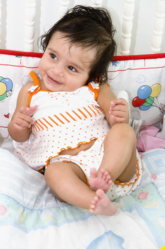 西方人,婴儿,儿童,头发,一个人,躺,微笑,竖图,室内,特写,正面,婴儿服装,幸福,纯洁,床,家具,卧室,欧洲,欧洲人,仅一个人,圆点,斑点,图像,床上用品,小孩,衣服,黑色,枕头,看,靠,靠着,概念,赤脚,可爱,童年,摄影,活泼,年龄,种族,宝宝,脚掌,视角,纯真,烂漫,无邪,构图,伶俐,天真,白种人,孩子,仰卧,彩图,时空,连身衣