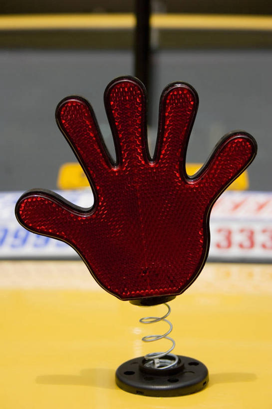 手,手掌,无人,竖图,室内,特写,汽车,玩具,装饰,图像,车,交通工具,春天,概念,运输,人体,摄影,人造,载具,主题,弹性,构图,彩图,风帽,时空,装裱