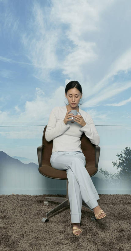 咖啡,西方人,成年人,头发,一个人,坐,竖图,室内,特写,茶,地毯,椅子,纺织品,欧洲,欧洲人,仅一个年轻女性,仅一个女性,仅一个人,装饰,编织,毛毯,毯子,手工艺品,食品,织物,饮品,二郎腿,图像,拿着,注视,休闲装,主食,饮食,座位,食物,饮料,纺织,衣服,黑色,装饰物,工艺品,垫子,观察,看,概念,温暖,放松,摄影,观看,华丽,修饰,环境,点缀,察看,关注,可口,种族,主题,热饮,衬托,美观,雅致,雅观,构图,适口,年轻女性,女人,女性,白种人,年轻人,彩图,影棚拍摄,时空,传统文化