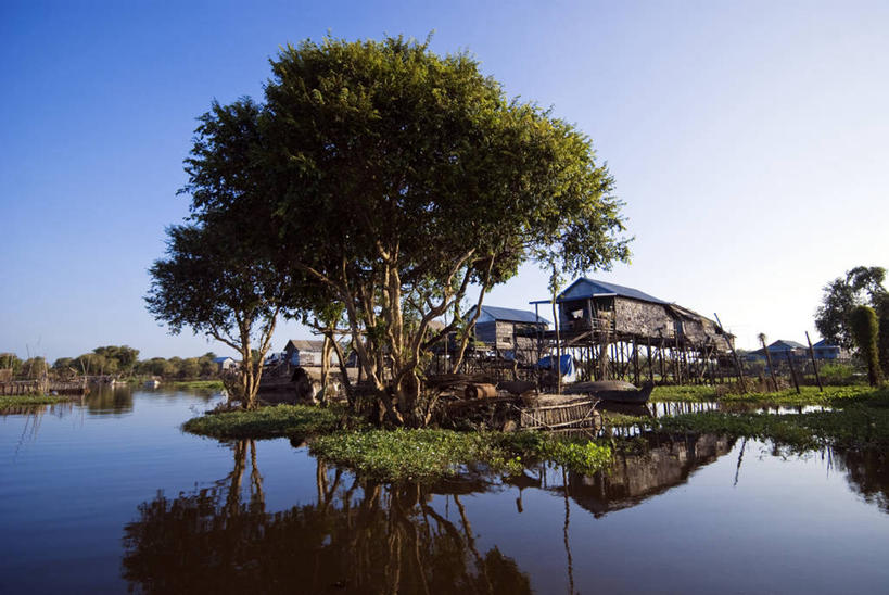 无人,家,横图,室外,白天,正面,旅游,度假,草地,草坪,河流,美景,树林,水,植物,柬埔寨,亚洲,阴影,光线,影子,房屋,屋子,河水,景观,水流,娱乐,楼房,住宅,草,树,树木,蓝色,绿色,倒影,蓝天,天空,阳光,自然,天,享受,休闲,景色,放松,东南亚,生长,晴朗,成长,倒映,自然风光,万里无云,暹粒,高棉,柬埔寨王国,吉蔑,洞里萨湖,反照,晴空,晴空万里,彩图,房子