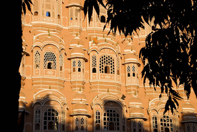 无人,宫殿,横图,室外,白天,正面,旅游,度假,植物,窗户,标志建筑,地标,建筑,印度,亚洲,一排,阴影,整齐,并列,并排,光线,影子,娱乐,建设,玻璃窗,树,树木,排列,绿色,阳光,自然,享受,休闲,旅游胜地,放松,生长,成长,宫廷,队列,南亚,平行,首府,拉贾斯坦邦,拉贾斯坦,印度共和国,风宫,王宫,红粉之城,斋普尔,风之宫殿,彩图,皇宫