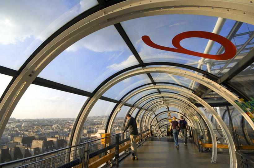 西方人,三个人,博物馆,家,栏杆,站,走,横图,室内,白天,爱情,旅游,度假,窗户,标志建筑,地标,建筑,法国,巴黎,欧洲,欧洲人,行人,阴影,服装,研究,光线,影子,房屋,天窗,屋子,云,云朵,公寓,围栏,走道,走廊,过道,首都,教育,浪漫,云彩,注视,休闲装,娱乐,建设,洋房,护栏,楼房,路人,玻璃窗,住宅,背面,衣服,蓝色,白云,蓝天,天空,阳光,天,观察,看,站着,享受,休闲,温暖,温馨,休闲服,旅游胜地,恩爱,放松,搭,恋人,服饰,晴朗,观看,展览,和睦,察看,西欧,搭着,关注,欣赏,法兰西,庞毕度中心,陈列,法兰西共和国,法兰西第五共和国,法兰西岛,乔治.蓬皮杜国家艺术文化中心,法兰西岛大区,典藏,蓬皮杜艺术中心,过客,拉丁区,男人,男性,年轻男性,年轻女性,女人,女性,白种人,情侣,晴空,步行,散步,站立,走路,彩图,全身,房子,巴黎省,巴黎市,伴侣,融洽