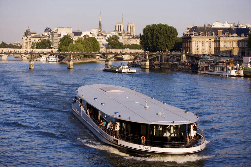 西方人,家,教堂,站,横图,室外,白天,正面,旅游,度假,河流,名胜古迹,水,植物,床,标志建筑,地标,建筑,轮船,桥梁,船,法国,巴黎,巴黎圣母院,欧洲,欧洲人,行人,游客,游人,阴影,服装,节日,遗迹,光线,影子,房屋,屋子,河水,水流,桥,床单,首都,许多人,注视,休闲装,古迹,文化,文物,娱乐,被子,建设,古建筑,石桥,楼房,路人,旅客,拱桥,住宅,树,树木,衣服,蓝色,绿色,蓝天,天空,阳光,自然,交通工具,天,观察,看,祈祷,站着,一群人,享受,休闲,健康,休闲服,旅游胜地,放松,许愿,宗教,服饰,单人床,信仰,拱形,生长,晴朗,成长,观看,纪念,人行桥,哥特式,石拱桥,祈求,察看,被单,基督教,西欧,关注,法兰西,载具,塞纳河,信念,古文明,哥特式建筑,万里无云,法兰西共和国,巴黎圣母院大教堂,法兰西第五共和国,法兰西岛,法兰西岛大区,过客,巴黎艺术桥,艺术桥,城岛,西岱岛,西堤岛,平安,男人,男性,年轻男性,年轻女性,女人,女性,白种人,晴空,晴空万里,站立,彩图,全身,房子,大教堂,礼拜堂,斯德岛,西泰岛,巴黎省,巴黎市