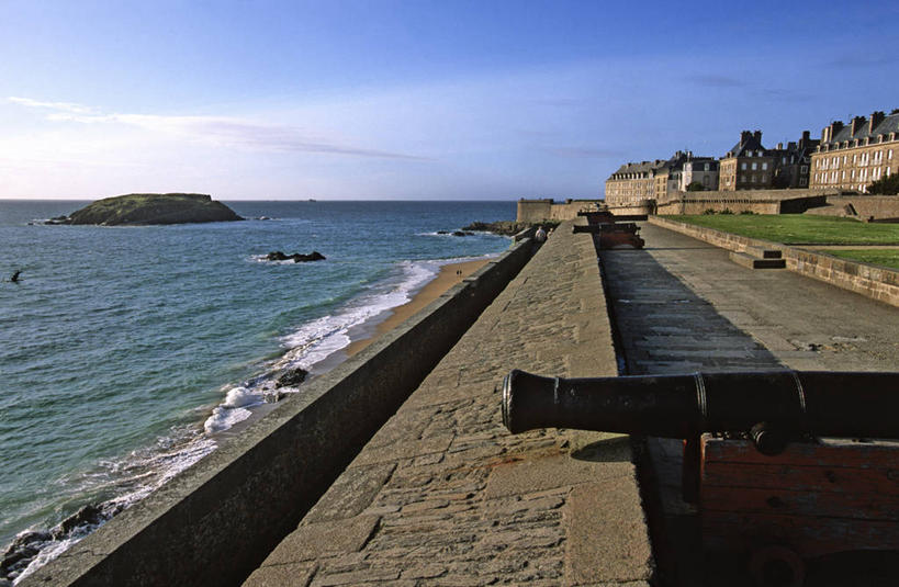 无人,家,横图,室外,白天,正面,度假,岛屿,海浪,海洋,美景,沙滩,城市风光,城市,法国,欧洲,阴影,光线,沙子,影子,房屋,屋子,岛,海岸,景观,浪花,云,云朵,公寓,沙地,云彩,娱乐,洋房,楼房,住宅,蓝色,白云,蓝天,天空,阳光,海水,天,享受,休闲,景色,放松,晴朗,布列塔尼,西欧,圣马洛,法兰西,海景,法兰西共和国,首府,法兰西第五共和国,布列塔尼地区,伊勒.维莱讷省,大海,风浪,海,海水的波动,海滩,近岸浪,列岛,群岛,涌浪,诸岛,晴空,彩图,房子,圣马洛区,圣马罗