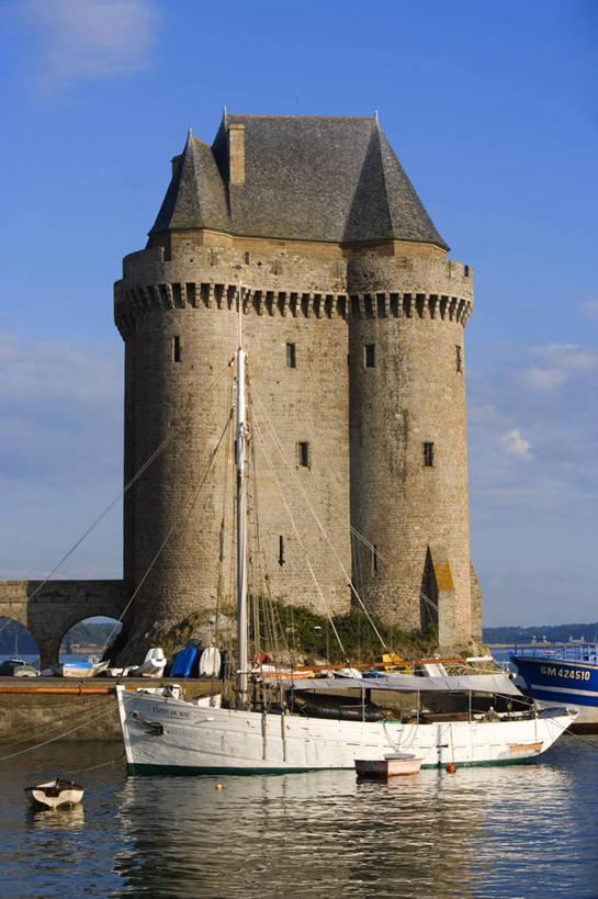 无人,竖图,室外,白天,正面,旅游,度假,河流,水,标志建筑,地标,建筑,轮船,船,法国,欧洲,停靠,阴影,光线,影子,堡垒,城堡,河水,水流,云,云朵,云彩,娱乐,建设,蓝色,白云,倒影,蓝天,天空,阳光,交通工具,天,享受,休闲,旅游胜地,放松,晴朗,倒映,布列塔尼,西欧,圣马洛,要塞,停泊,法兰西,载具,法兰西共和国,首府,法兰西第五共和国,反照,布列塔尼地区,设防,伊勒.维莱讷省,晴空,彩图,圣马洛区,圣马罗