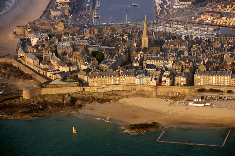 帆船,无人,家,高楼大厦,横图,俯视,航拍,室外,白天,度假,海浪,海洋,美景,沙滩,城市风光,标志建筑,城市,大厦,地标,建筑,摩天大楼,船,法国,欧洲,阴影,光线,沙子,影子,房屋,屋子,海岸,景观,浪花,建筑群,沙地,娱乐,建设,楼房,住宅,阳光,海水,交通工具,享受,休闲,景色,放松,布列塔尼,西欧,圣马洛,鸟瞰,法兰西,载具,海景,法兰西共和国,首府,法兰西第五共和国,布列塔尼地区,伊勒.维莱讷省,大海,风浪,海,海水的波动,海滩,近岸浪,涌浪,彩图,高角度拍摄,房子,大楼,高层建筑,高楼,摩天楼,圣马洛区,圣马罗