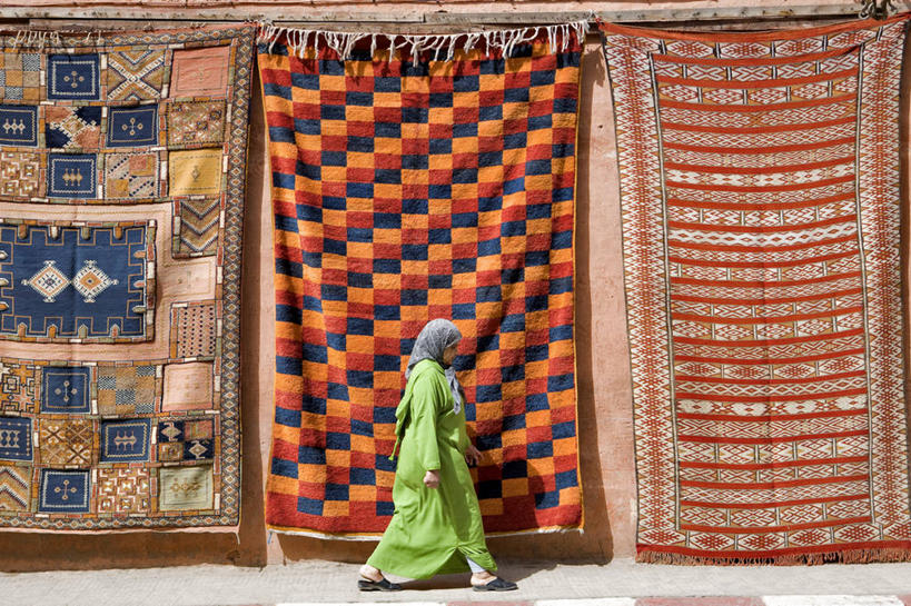 西方人,一个人,走,横图,室外,白天,侧面,民族服装,纺织品,欧洲,非洲,摩洛哥,黑人,欧洲人,仅一个年轻女性,仅一个女性,仅一个人,行人,阴影,装饰,光线,毛毯,毯子,头巾,影子,注视,路人,纺织,阳光,垫子,观察,看,温暖,观看,华丽,修饰,点缀,察看,关注,衬托,美观,雅致,雅观,阿非利加洲,摩洛哥王国,马拉喀什,过客,年轻女性,女人,女性,非洲人,步行,散步,走路,彩图,全身,传统服装,民俗服