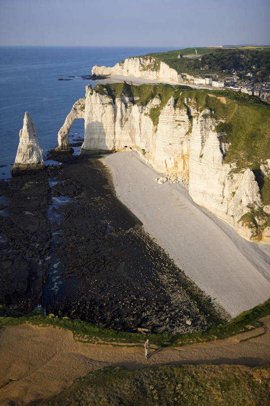 西方人,一个人,站,竖图,室外,白天,正面,旅游,度假,草地,草坪,海浪,海洋,美景,山,山脉,植物,法国,欧洲,欧洲人,仅一个男性,仅一个人,阴影,服装,光线,影子,景观,浪花,山峰,水平线,悬崖,辽阔,海平线,山峦,注视,休闲装,娱乐,草,仅一个年轻男性,衣服,蓝色,绿色,蓝天,天空,阳光,自然,海水,群山,天,看,站着,享受,休闲,广阔,休闲服,景色,放松,服饰,晴朗,一望无际,西欧,关注,法兰西,自然风光,海景,万里无云,法兰西共和国,法兰西第五共和国,绝壁,无边无际,一马平川,上诺曼底,上诺曼底大区,滨海塞纳省,埃特尔塔海岸,男人,男性,年轻男性,白种人,大海,风浪,海,海水的波动,近岸浪,涌浪,晴空,晴空万里,抬头,仰头,站立,彩图,全身,水天相接,水天一线