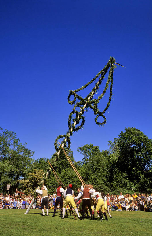 西方人,背部,伙伴,朋友,站,坐,举,竖图,室外,白天,正面,民族服装,友谊,草地,草坪,美景,树林,植物,瑞典,欧洲,欧洲人,握,阴影,节日,光线,影子,柱子,景观,首都,许多人,注视,文化,草,树,树木,蓝色,绿色,蓝天,天空,阳光,自然,天,观察,看,祈祷,托,站着,一群人,健康,景色,握着,许愿,宗教,信仰,生长,晴朗,成长,观看,纪念,祈求,察看,斯堪的纳维亚,关注,自然风光,北欧,斯德哥尔摩,斯堪的那维亚,斯堪的那维亚半岛,斯堪的纳维亚半岛,万里无云,首府,瑞典王国,斯德哥尔摩省,平安,友情,男人,男性,年轻男性,年轻女性,女人,女性,白种人,晴空,晴空万里,举起,举手,举着,向上举,向上伸,向上托,站立,坐着,半身,彩图,传统服装,民俗服,动物园岛,斯堪森博物馆