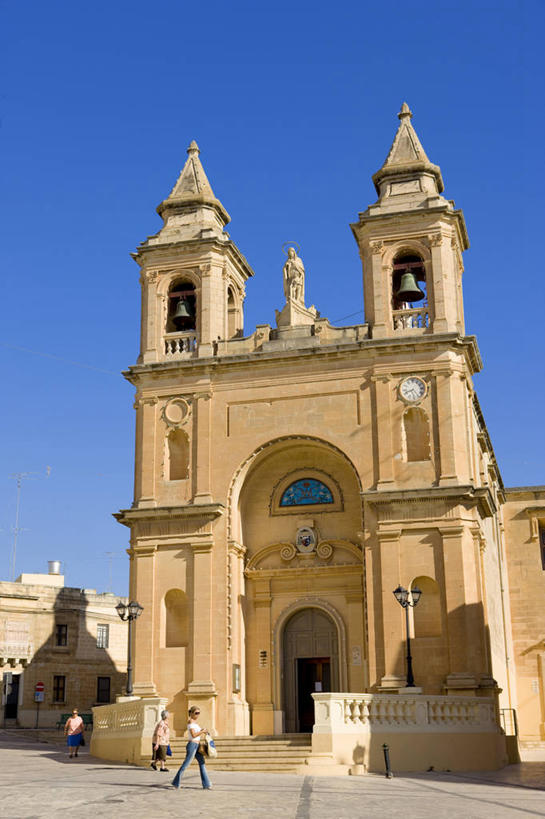 西方人,三个人,伙伴,朋友,走,竖图,室外,白天,仰视,旅游,度假,友谊,楼梯,标志建筑,地标,建筑,雕塑,欧洲,马耳他,欧洲人,阴影,服装,裤子,艺术,装饰,时间,光线,雕刻,雕像,墨镜,时钟,眼镜,影子,阶梯,计时,注视,牛仔裤,休闲装,娱乐,建设,台阶,衣服,蓝色,蓝天,天空,阳光,太阳镜,太阳眼镜,工艺品,钟表,天,观察,看,享受,休闲,休闲服,表,遮阳镜,旅游胜地,放松,服饰,晴朗,观看,纪念,美术,察看,关注,主题,陈列,万里无云,功能,美学,塔钟,马耳他共和国,马尔萨什洛克港,友情,年轻女性,女人,女性,白种人,钟,晴空,晴空万里,步行,散步,走路,彩图,低角度拍摄,全身