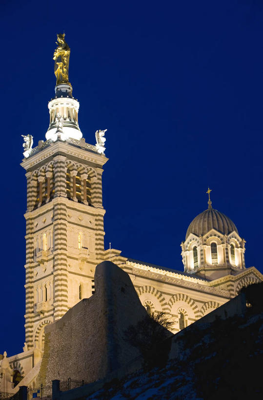 无人,教堂,竖图,室外,夜晚,仰视,旅游,度假,马赛,名胜古迹,标志建筑,地标,建筑,雕塑,法国,欧洲,阴影,节日,遗迹,艺术,装饰,时间,光线,雕刻,雕像,时钟,影子,灯光,计时,古迹,文化,文物,娱乐,建设,古建筑,蓝色,蓝天,天空,工艺品,钟表,天,祈祷,享受,休闲,健康,表,旅游胜地,放松,许愿,宗教,信仰,纪念,祈求,美术,西欧,普罗旺斯,法兰西,主题,陈列,信念,古文明,法兰西共和国,首府,功能,美学,法兰西第五共和国,塔钟,普罗旺斯省,普罗旺斯.阿尔卑斯.蓝色海岸,普罗旺斯.阿尔卑斯.蓝色海岸大区,平安,钟,彩图,低角度拍摄,大教堂,礼拜堂,圣母加德大教堂