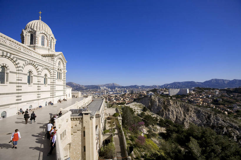 西方人,背部,教堂,站,走,横图,室外,白天,正面,旅游,度假,马赛,山,山脉,标志建筑,地标,建筑,法国,欧洲,欧洲人,行人,阴影,服装,节日,光线,影子,山峰,山峦,许多人,注视,休闲装,文化,娱乐,建设,路人,衣服,蓝色,蓝天,天空,阳光,群山,天,观察,看,祈祷,站着,一群人,享受,休闲,健康,休闲服,旅游胜地,放松,许愿,宗教,服饰,信仰,晴朗,观看,纪念,祈求,察看,西欧,普罗旺斯,关注,法兰西,信念,万里无云,法兰西共和国,首府,法兰西第五共和国,普罗旺斯省,普罗旺斯.阿尔卑斯.蓝色海岸,普罗旺斯.阿尔卑斯.蓝色海岸大区,过客,平安,男人,男性,年轻男性,年轻女性,女人,女性,白种人,晴空,晴空万里,步行,散步,站立,走路,彩图,全身,大教堂,礼拜堂,圣母加德大教堂