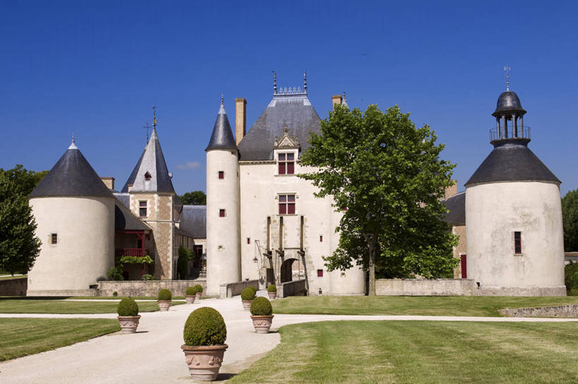 无人,横图,室外,白天,正面,旅游,度假,草地,草坪,树林,植物,标志建筑,道路,地标,建筑,路,法国,欧洲,阴影,光线,影子,堡垒,城堡,小路,交通,娱乐,建设,草,树,树木,蓝色,绿色,蓝天,天空,阳光,自然,天,享受,休闲,旅游胜地,放松,生长,晴朗,成长,西欧,要塞,法兰西,万里无云,法兰西共和国,卢瓦尔河地区,法兰西第五共和国,卢瓦尔,卢瓦尔大区,卢瓦尔河大区,设防,香波城堡,晴空,晴空万里,彩图