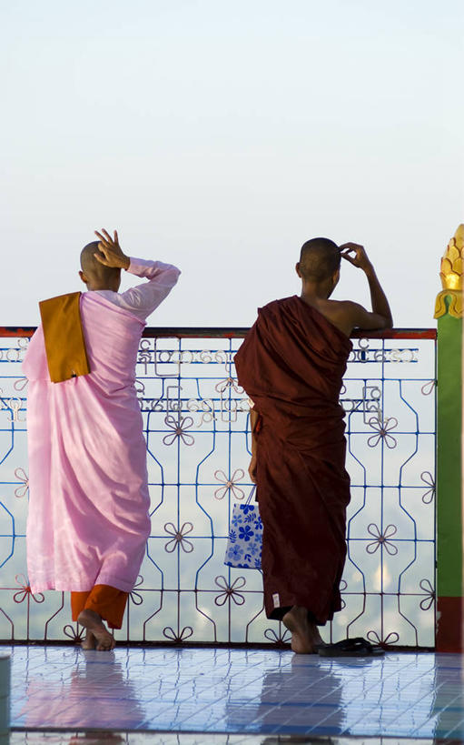 东方人,两个人,和尚,栏杆,站,举,竖图,室外,白天,缅甸,亚洲,阴影,光线,影子,围栏,黄种人,护栏,背面,粉色,红色,蓝色,蓝天,天空,阳光,天,托,站着,东南亚,晴朗,万里无云,首府,缅甸联邦,实皆,实皆省,男人,男性,年轻男性,年轻女性,女人,女性,亚洲人,晴空,晴空万里,比丘,高僧,僧,僧侣,僧人,沙弥,修行僧,举起,举手,举着,向上举,向上伸,向上托,站立,彩图,全身,实皆古城,僧衣