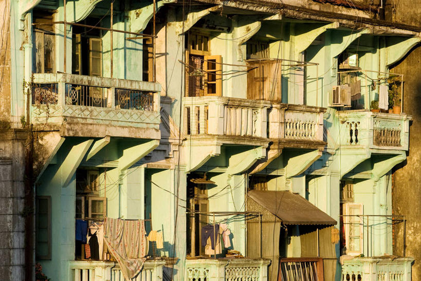 无人,家,栏杆,露台,横图,室外,白天,正面,度假,美景,窗户,阳台,城市风光,城市,缅甸,亚洲,一排,阴影,整齐,并列,并排,光线,影子,房屋,屋子,景观,公寓,围栏,娱乐,洋房,护栏,楼房,玻璃窗,住宅,排列,阳光,享受,休闲,景色,放松,东南亚,队列,平行,缅甸联邦,彩图,房子,露天阳台,仰光,仰光省