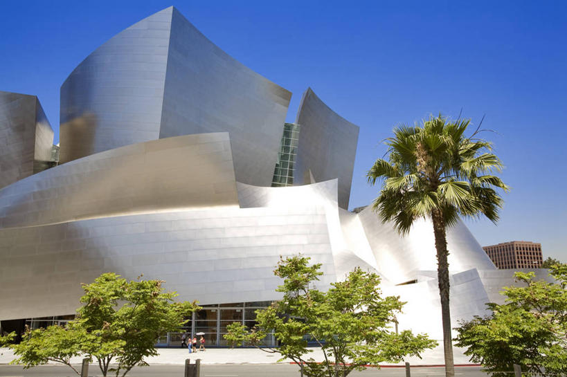 西方人,三个人,伙伴,朋友,音乐厅,走,横图,室外,白天,仰视,旅游,度假,友谊,植物,标志建筑,城市,地标,建筑,棕榈树,叶子,欧洲,美国,欧洲人,阴影,服装,光线,影子,绿叶,注视,休闲装,娱乐,建设,树,树木,衣服,蓝色,绿色,蓝天,天空,阳光,自然,天,观察,看,享受,休闲,休闲服,嫩叶,旅游胜地,放松,服饰,生长,晴朗,成长,观看,察看,北美,北美洲,关注,加利福尼亚,美洲,棕榈叶,加州,洛杉矶,加利福尼亚州,万里无云,金州,黄金州,北亚美利加洲,亚美利加洲,迪士尼音乐厅,华特.迪士尼音乐厅,天使之城,友情,男人,男性,年轻男性,年轻女性,女人,女性,白种人,叶,叶片,晴空,晴空万里,棕树,棕榈,步行,散步,走路,彩图,低角度拍摄,全身,演奏厅,美利坚合众国