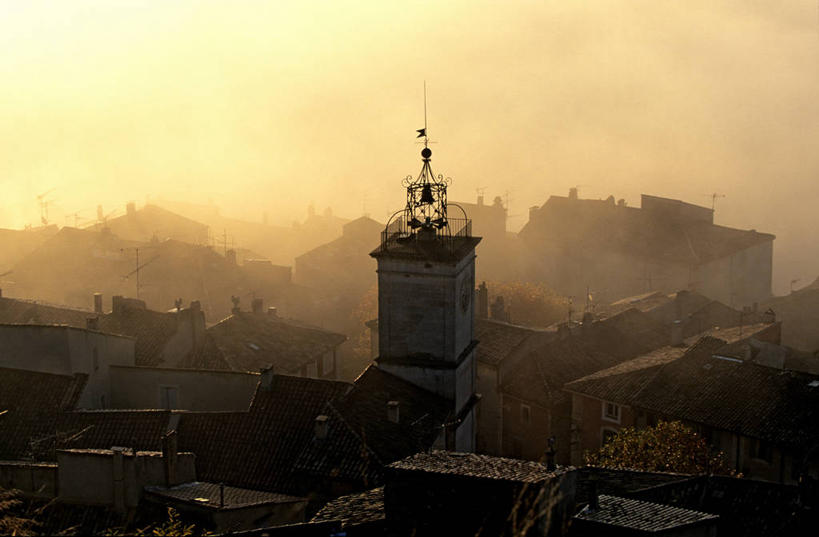 无人,教堂,横图,俯视,室外,白天,旅游,度假,日出,山,山脉,太阳,植物,雾,标志建筑,地标,建筑,法国,欧洲,节日,朦胧,模糊,时间,时钟,屋顶,山峰,朝霞,晨曦,黎明,山峦,计时,顶棚,文化,娱乐,建设,树,树木,绿色,阳光,自然,钟表,群山,祈祷,享受,休闲,健康,表,旅游胜地,放松,许愿,宗教,信仰,生长,成长,纪念,祈求,迷雾,西欧,沃克吕兹省,法兰西,信念,法兰西共和国,法兰西第五共和国,塔钟,普罗旺斯.阿尔卑斯.蓝色海岸,普罗旺斯.阿尔卑斯.蓝色海岸大区,平安,钟,朝阳,大雾,彩图,高角度拍摄,卯时,破晓,日始,大教堂,礼拜堂,吕贝隆山区,阿普特区,卡代纳