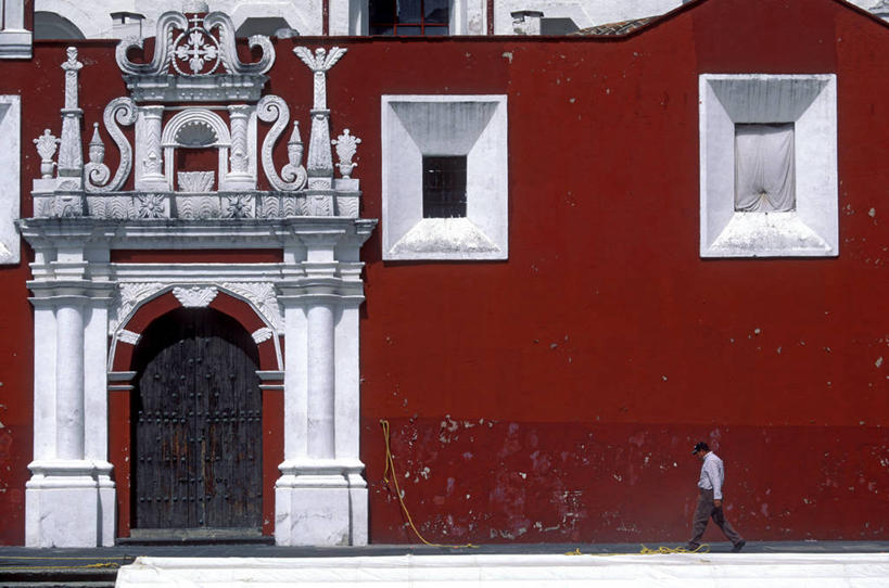 西方人,一个人,走,横图,室外,白天,侧面,度假,美景,城市风光,城市,墨西哥,欧洲,非洲,黑人,欧洲人,仅一个男性,仅一个人,仅一个中年男性,阴影,服装,装饰,光线,纹路,纹理,影子,墙,景观,注视,休闲装,娱乐,墙壁,墙面,衣服,红色,阳光,观察,看,享受,休闲,休闲服,景色,放松,服饰,观看,华丽,修饰,点缀,察看,北美,北美洲,关注,美洲,肌理,首府,普埃布拉州,普埃布拉,北亚美利加洲,亚美利加洲,衬托,美观,雅致,雅观,墨西哥合众国,仙人掌王国,男人,男性,中年男性,非洲人,步行,散步,走路,彩图,全身