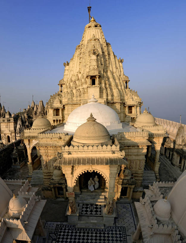 两个人,伙伴,朋友,寺庙,站,竖图,俯视,室外,白天,民族服装,旅游,度假,友谊,名胜古迹,标志建筑,地标,建筑,印度,亚洲,阴影,节日,遗迹,光线,瓷砖,地砖,影子,墙,地面,古迹,文化,文物,娱乐,建设,古建筑,墙壁,墙面,蓝色,蓝天,天空,阳光,庙宇,天,祈祷,站着,享受,休闲,健康,旅游胜地,放松,许愿,宗教,佛教,信仰,晴朗,纪念,祈求,南亚,古文明,万里无云,印度共和国,释教,古吉拉特,古吉拉特邦,平安,友情,男人,男性,年轻男性,亚洲人,印度人,晴空,晴空万里,站立,彩图,高角度拍摄,全身,传统服装,民俗服,庙,寺,帕利塔纳