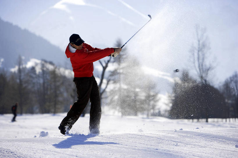 西方人,一个人,站,横图,室外,白天,侧面,运动服,运动鞋,锻炼,旅游,度假,运动,美景,山,山脉,雪,植物,大雪,帽子,鞋子,法国,欧洲,欧洲人,仅一个男性,仅一个人,仅一个中年男性,握,阴影,服装,裤子,朦胧,模糊,光线,高尔夫,高尔夫球,墨镜,眼镜,影子,积雪,景观,山峰,雪景,云,云朵,冬季,冬天,山峦,云彩,注视,娱乐,运动裤,运动帽,树,树木,衣服,红色,蓝色,绿色,白云,蓝天,天空,阳光,自然,太阳镜,太阳眼镜,群山,天,观察,看,站着,享受,休闲,鸭舌帽,遮阳镜,景色,放松,寒冷,握着,服饰,生长,晴朗,成长,观看,舞动,休闲鞋,察看,挥舞,高尔夫球杆,衣着,西欧,穿着,关注,法兰西,自然风光,室外运动,户外运动,高尔夫运动,高尔夫球具,法兰西共和国,法兰西第五共和国,严寒,衣饰,上萨瓦省,上萨瓦,梅杰夫,高尔夫球运动,男人,男性,中年男性,白种人,晴空,站立,彩图,全身,健身,罗讷.阿尔卑斯,罗讷.阿尔卑斯大区,运动装