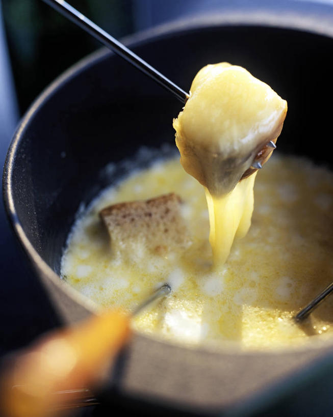 点心,面包,奶酪,无人,竖图,俯视,室内,特写,白天,烹饪,西餐,厨具,金属制品,阴影,朦胧,模糊,融化,反射,金属,炖锅,锅子,影子,干酪,起司,料理,食品,面点,芝士,营养,锅,火锅,菜肴,美食,食物,糕点,乳酪,西式,佳肴,锅具,乳制品,发酵,烹饪用具,熔化,取食签,奶酪火锅,暖锅,溶化,熔解,消溶,烹调用具,烹调,彩图,高角度拍摄