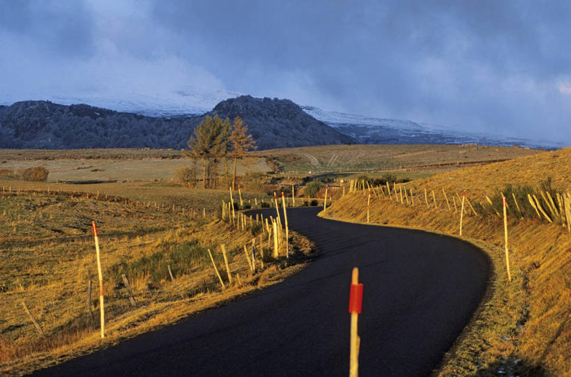 无人,横图,室外,白天,正面,旅游,度假,美景,山,山脉,植物,道路,路,法国,欧洲,枯萎,曲折,弯曲,景观,山峰,乌云,云,阴天,云朵,小路,枯草,交通,山峦,云彩,娱乐,草,黄色,天空,自然,群山,天,享受,休闲,景色,放松,蜿蜒,昏暗,阴沉,西欧,法兰西,自然风光,法兰西共和国,法兰西第五共和国,奥弗涅,奥弗涅大区,多姆山,彩图