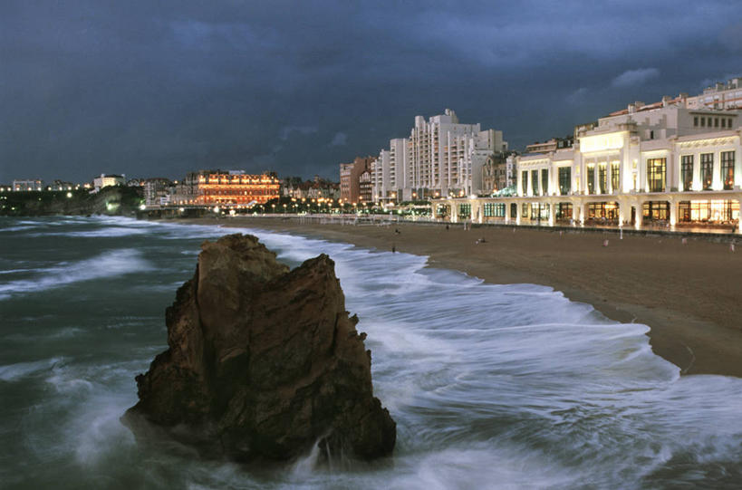 西方人,宾馆,家,走,横图,室外,白天,正面,度假,海浪,海洋,礁石,石头,美景,沙滩,城市风光,城市,酒店,法国,欧洲,欧洲人,行人,阴影,服装,光线,沙子,石子,影子,房屋,屋子,海岸,景观,浪花,乌云,云,阴天,云朵,公寓,灯光,沙地,许多人,云彩,注视,休闲装,娱乐,洋房,楼房,路人,住宅,衣服,天空,海水,天,观察,看,一群人,享受,休闲,休闲服,景色,放松,服饰,观看,旅社,察看,昏暗,阴沉,西欧,关注,法兰西,海景,法兰西共和国,比亚里茨,阿基坦,法兰西第五共和国,亚魁当,阿基坦大区,过客,男人,男性,年轻男性,年轻女性,女人,女性,白种人,大海,风浪,海,海水的波动,海滩,礁,近岸浪,石块,岩石,涌浪,步行,散步,走路,彩图,全身,房子,客店,客栈,旅店,旅馆,比利牛斯.大西洋省,商旅